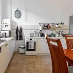 Bright Top Floor Near Downtown Daire Budapeşte