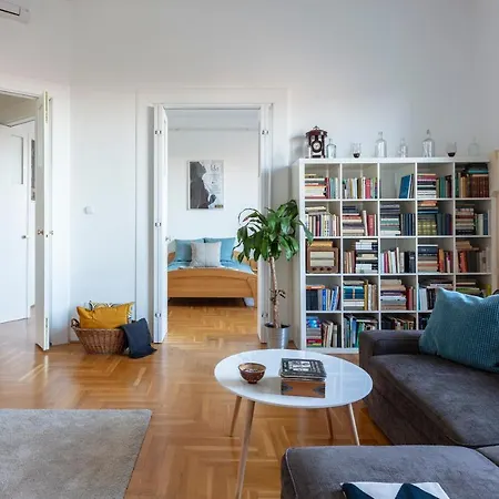 Bright Top Floor Near Downtown *