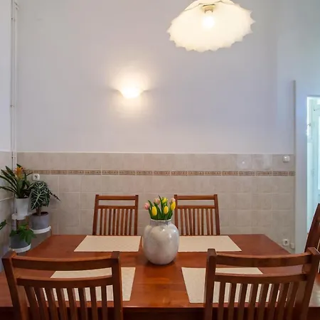 Bright Top Floor Near Downtown Lejlighed *