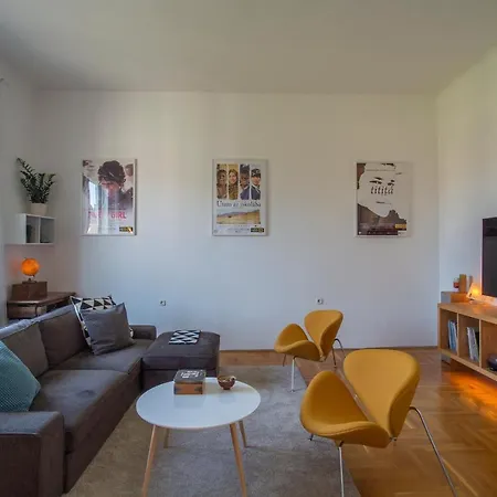 Bright Top Floor Near Downtown Apartmán