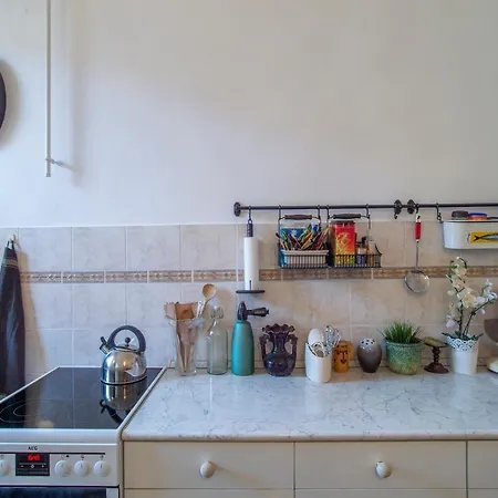 Bright Top Floor Near Downtown *