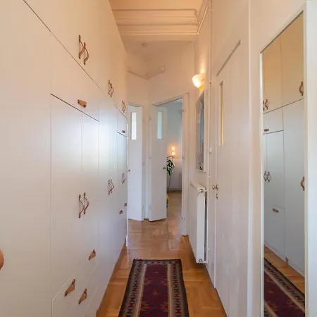 Bright Top Floor Near Downtown *