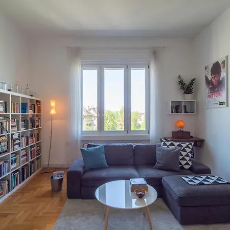 Bright Top Floor Near Downtown Budapešť