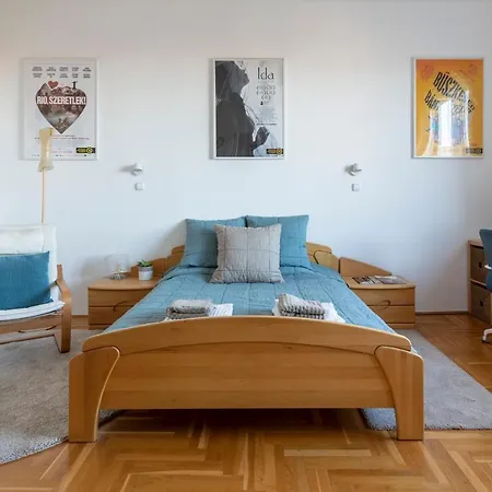 Bright Top Floor Near Downtown Lejlighed Budapest