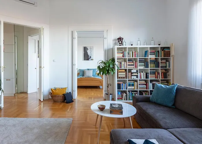 Bright Top Floor Near Downtown *