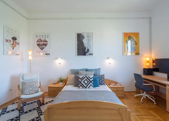 Bright Top Floor Near Downtown * בודפשט