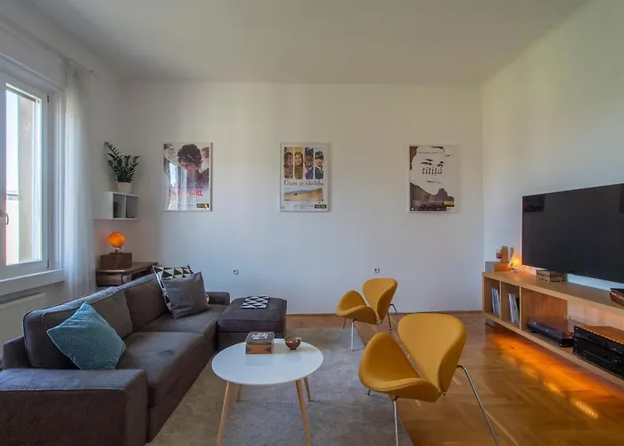 Bright Top Floor Near Downtown Lejlighed