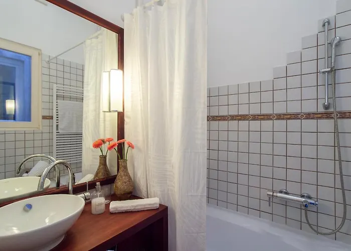 Bright Top Floor Near Downtown