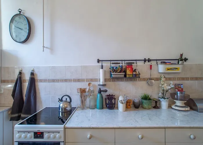 Bright Top Floor Near Downtown *