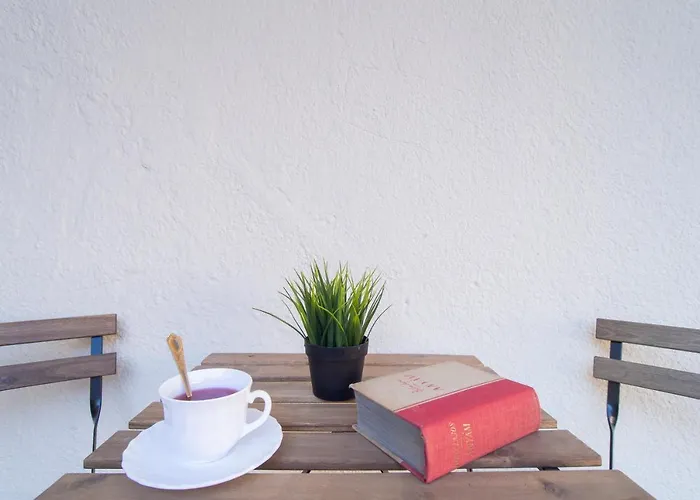 Bright Top Floor Near Downtown Lejlighed