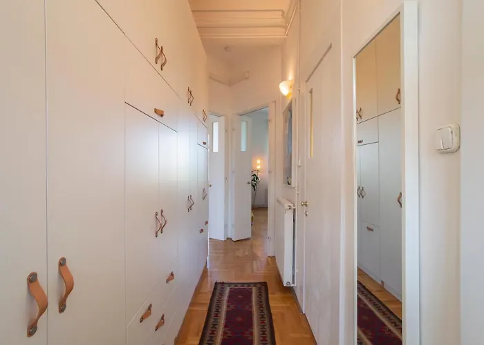 Bright Top Floor Near Downtown *