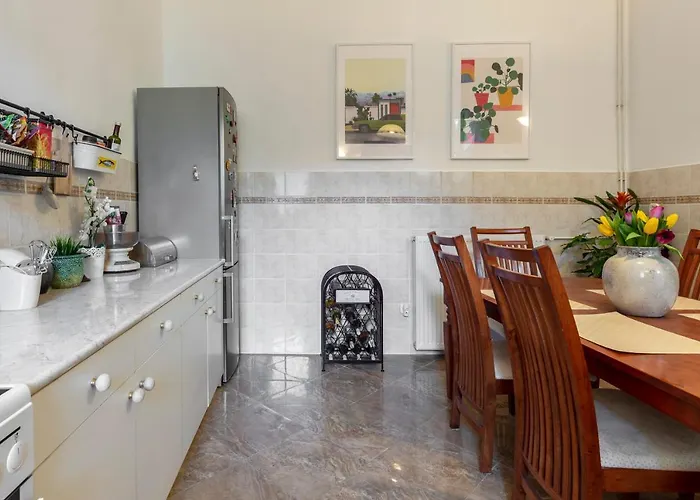 Bright Top Floor Near Downtown