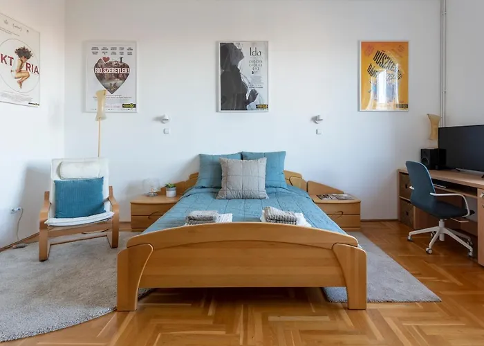 Bright Top Floor Near Downtown Lejlighed Budapest