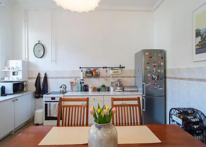 דירה Bright Top Floor Near Downtown בודפשט