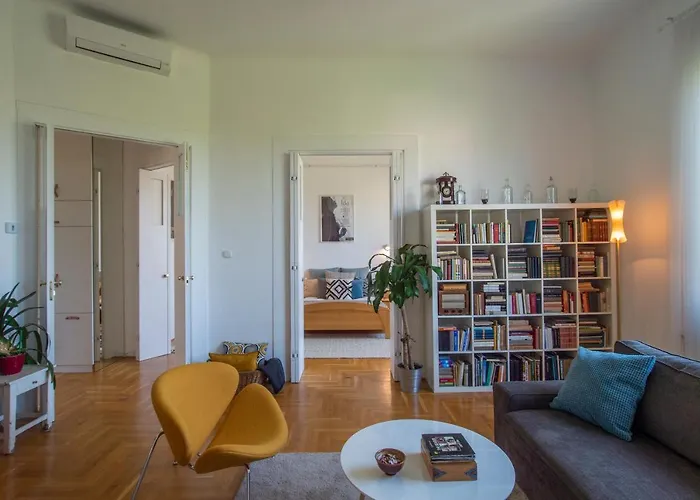 Bright Top Floor Near Downtown * בודפשט