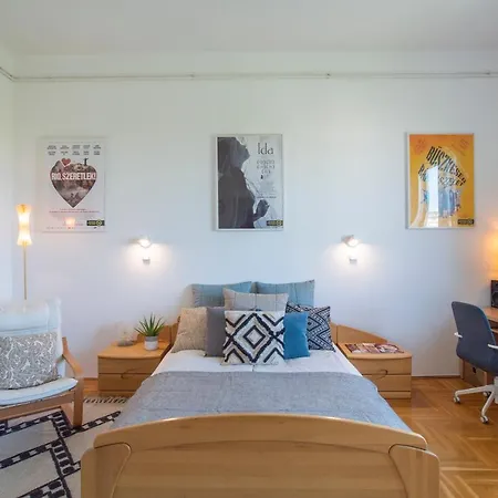 Bright Top Floor Near Downtown * Boedapest